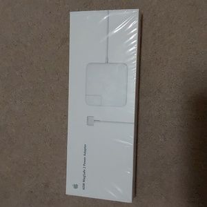 NIB Apple, Sealed Ready To Use. If You Need An Extra Cord For Travel